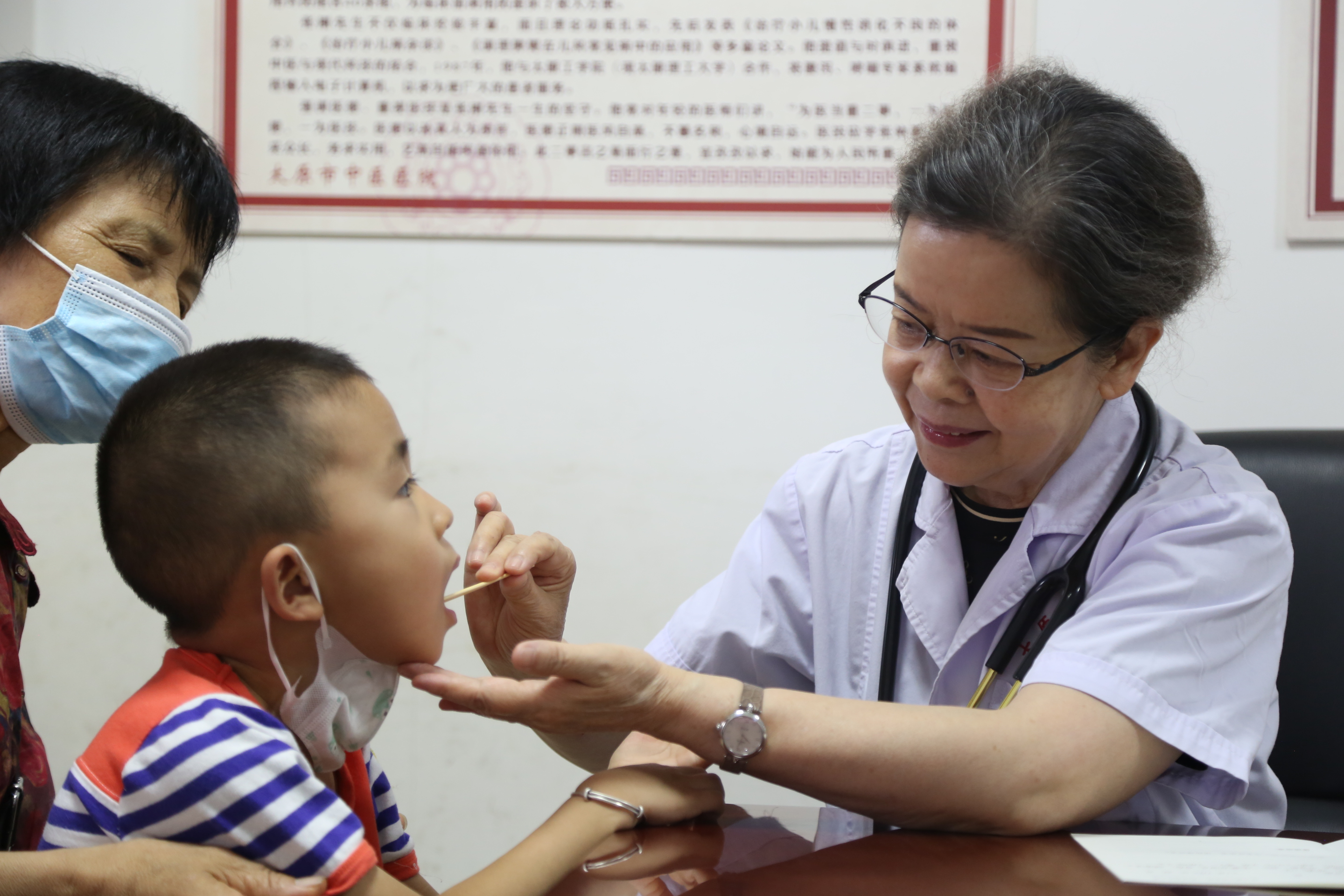 李玉蘭為患兒診治。圖片由太原市衛(wèi)健委提供